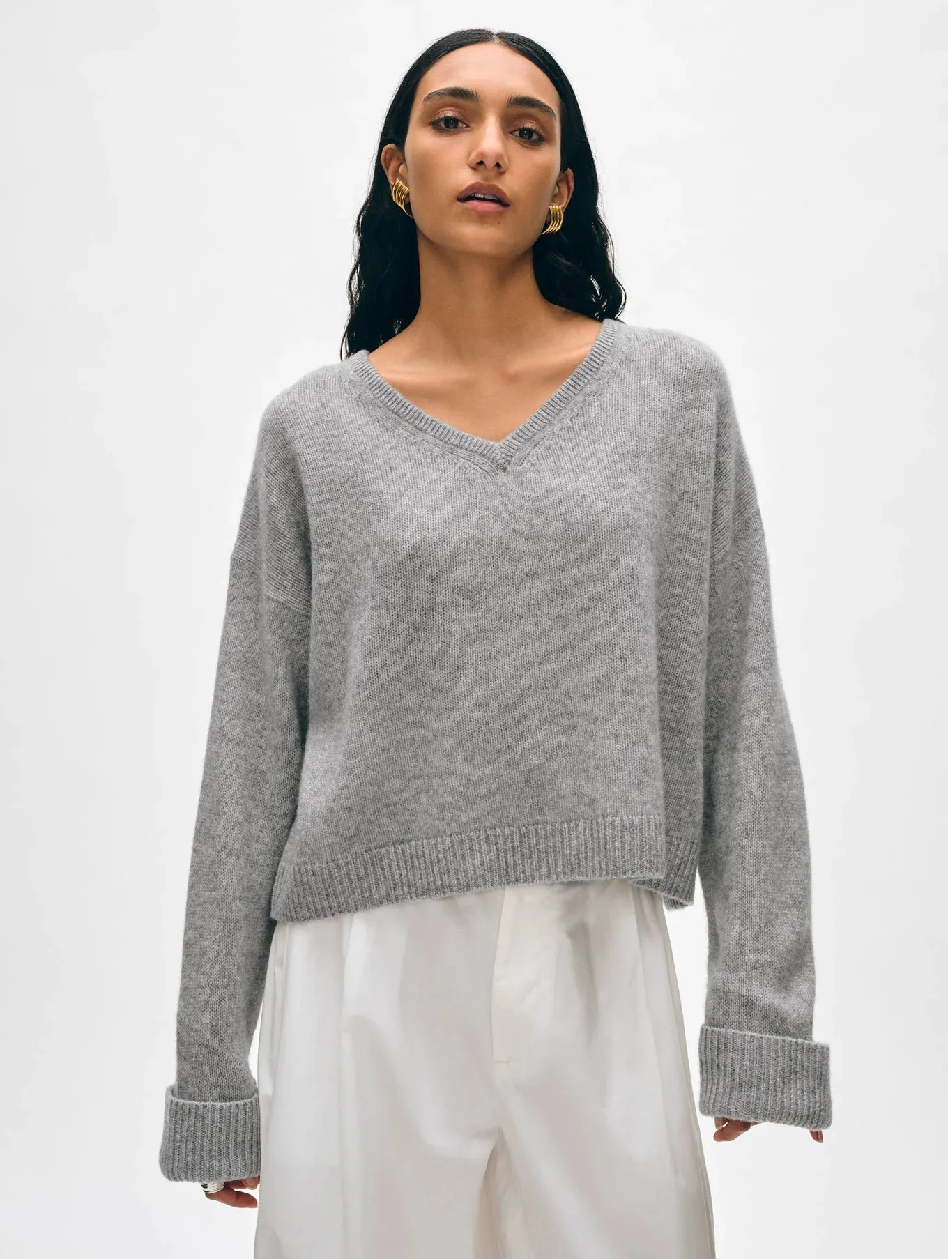 White + Warren Featherweight Cashmere V-neck Sweater in Grey