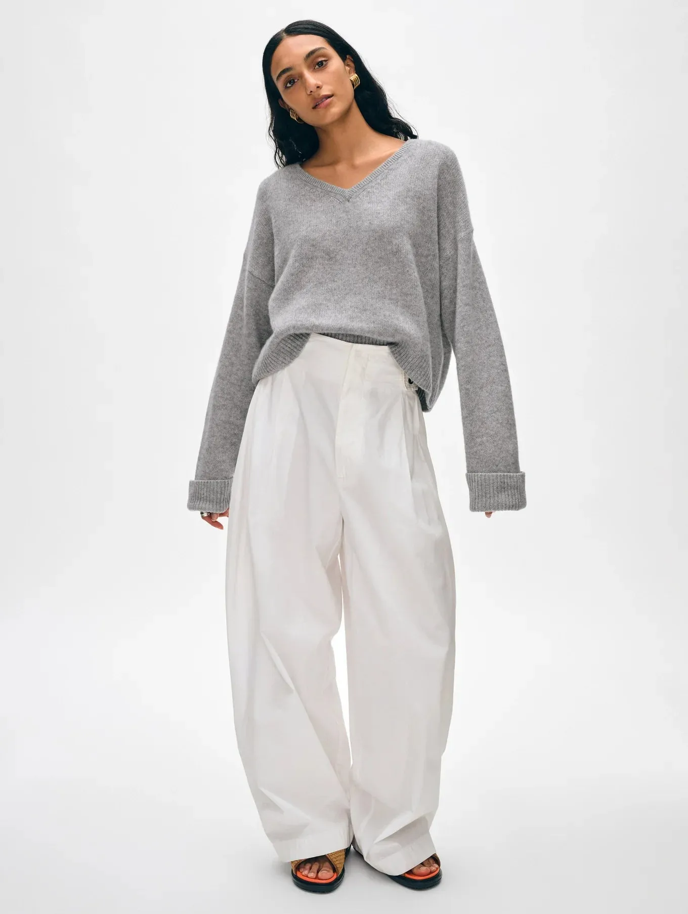 White + Warren Featherweight Cashmere V-neck Sweater in Grey