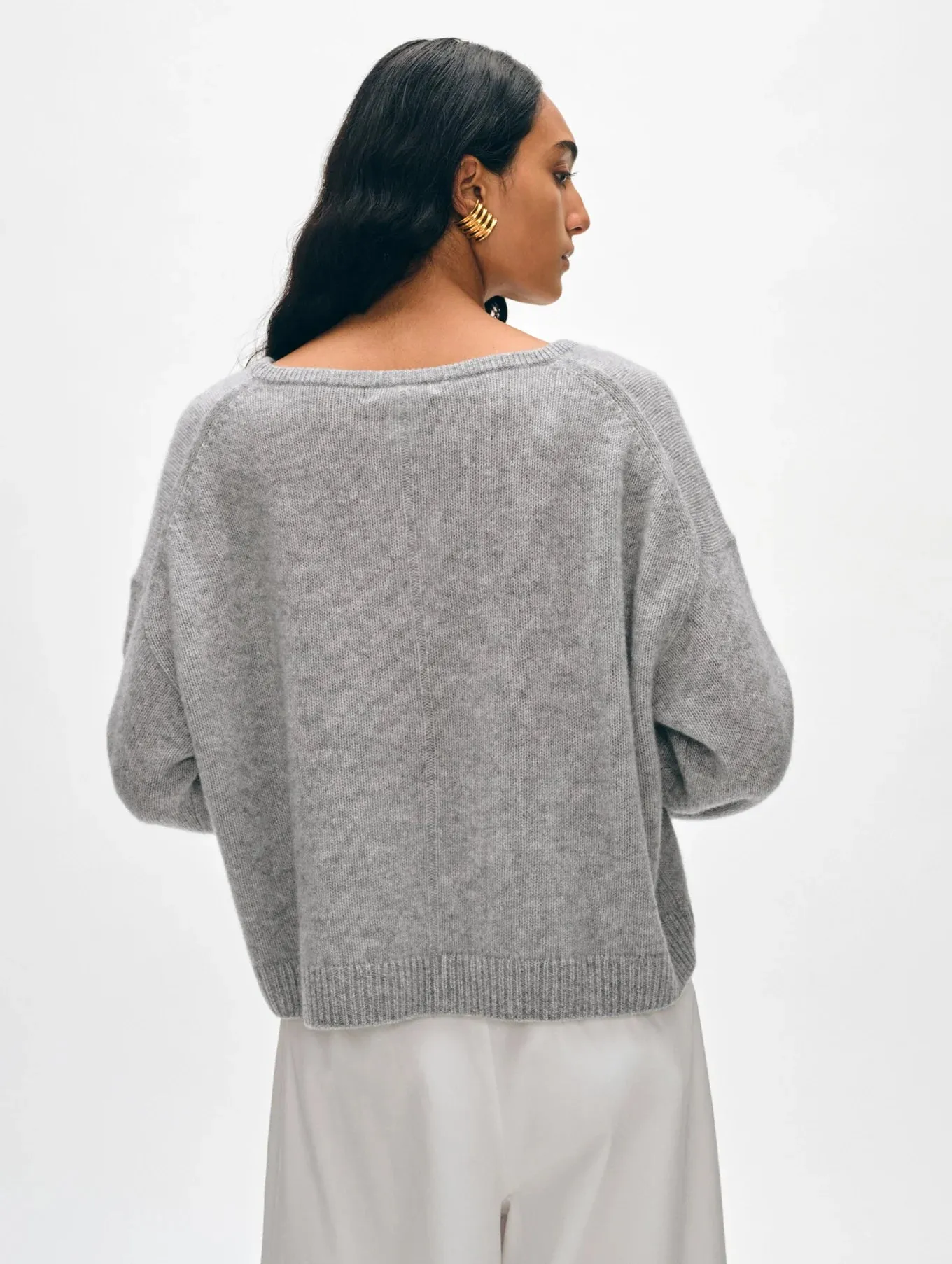 White + Warren Featherweight Cashmere V-neck Sweater in Grey